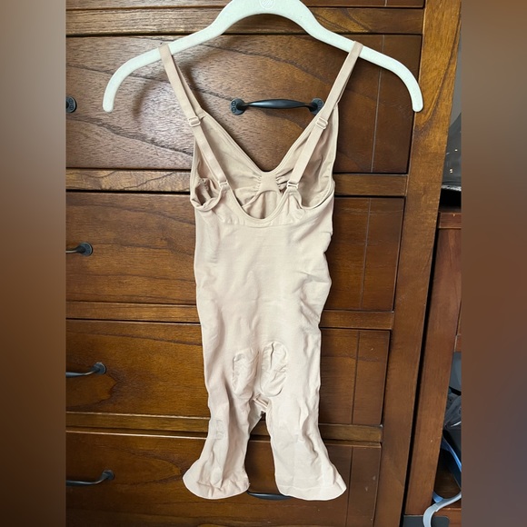 SKIMS Sculpting Bodysuit Mid Thigh with Open Gusset, L/XL, Clay - Picture 2 of 8